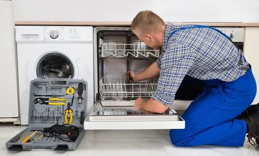 Söke Maytag servisi teknisyen ekibi beyaz eşya tamiri yaparken